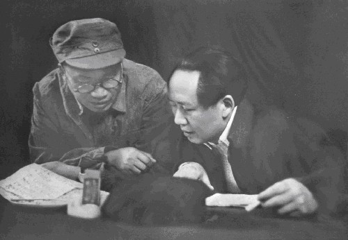 毛泽东、朱德在中共七大主席台上.jpg