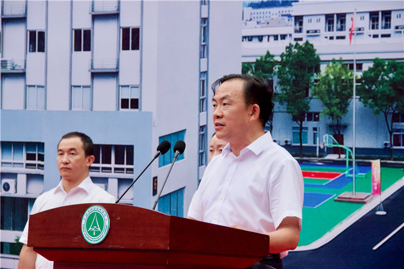 梁伟样.jpg