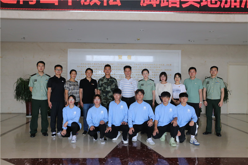 7武警官兵和学校师生合影.jpg