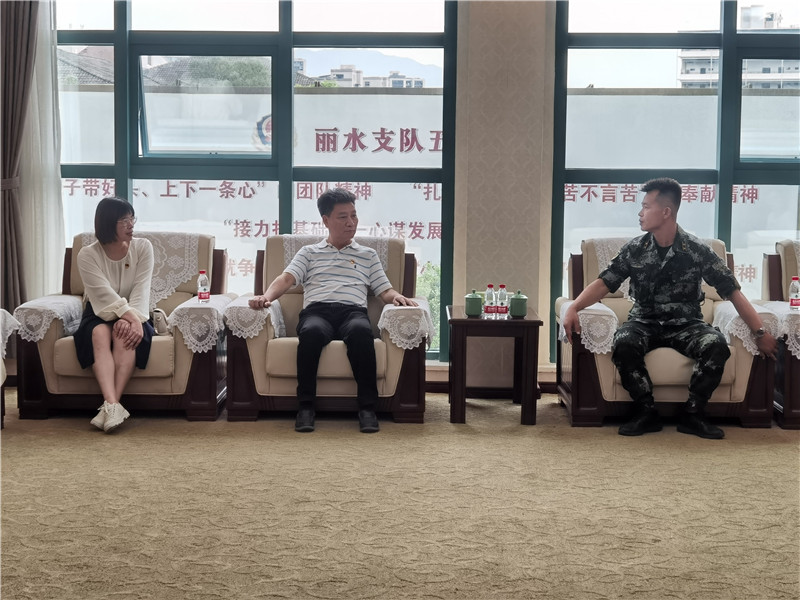 1机关会客厅交谈.jpg