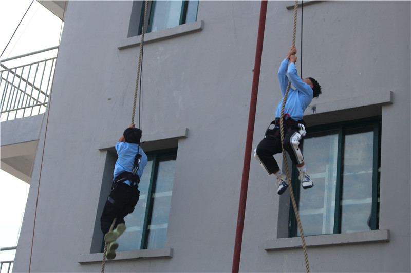 5学生体验”18米大绳攀登”.jpg