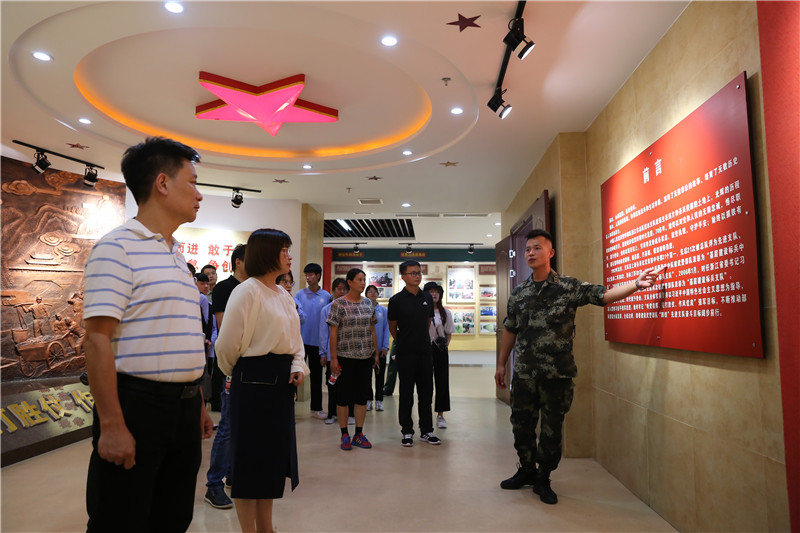 2走进支队史馆.jpg